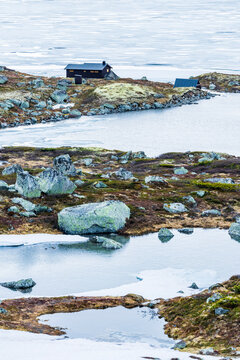 Norway, Viken, Torpo, Secluded hut on coast of Hardangervidda plateau