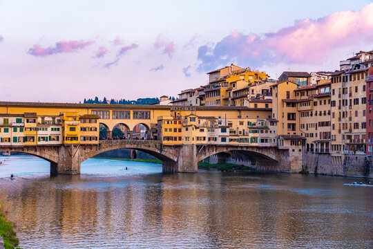 Italy, Tuscany, Florence, Ponte Vecchio with residential buildings in background at dusk