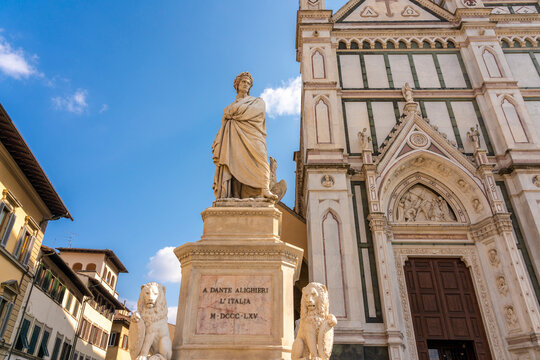 Italy, Tuscany, Florence, Statue of Dante Alighieri in front of Basilica of Holy Cross