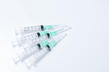 白い背景に置かれた複数の注射器