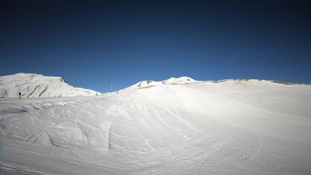Drone FPV stabilis&eacute; suivi de skieur
