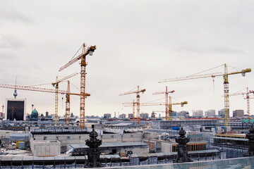 Fototapeta na wymiar Kräne an der Baustelle des Regierungsviertels in Berlin