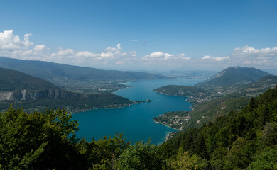 Lac d'Annecy vue du col de la Forclaz. Tourisme d'été.