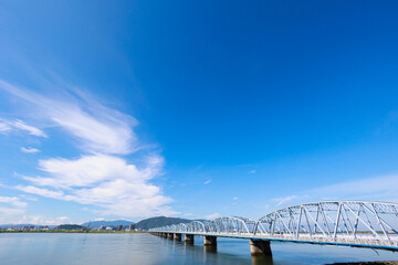 大きい橋と青空