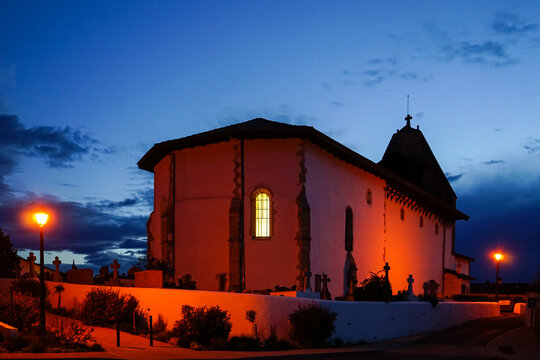 L'&eacute;glise du village basque d'Arbonne &eacute;clair&eacute;e la nuit