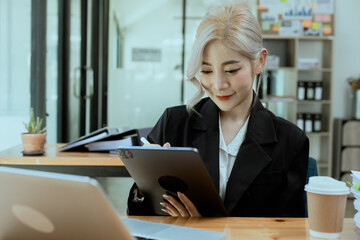 Fototapeta na wymiar Friendly cheerful asian businesswoman smiling, people emotions and casual concept, positive woman working in office workspace.