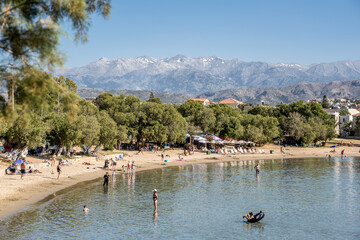 Plaża, morze i wysokie szczyty górskie. Krajobraz na Krecie © Adeline