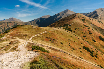 Fototapeta Szlaki turystyczne w Tatrach Zachodnich późnym latem obraz