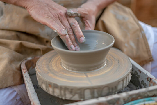 Artigiano ceramista forgia un vaso di argilla al tornio