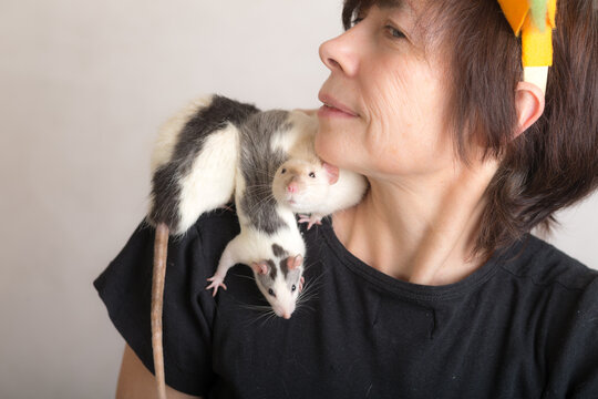 woman with pet rats