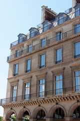 Fototapeta na wymiar Apartment building in Paris