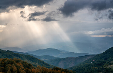 Obraz premium Beautiful summer mountain landscape, sky with clouds and sun rays at sunset