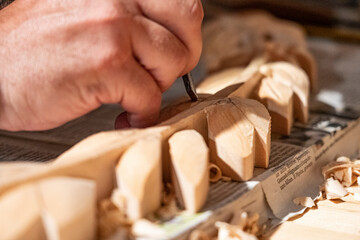 Artigiano artista del legno intaglia la cornice