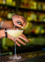 man hand bartender making cocktail in glass on the bar counter