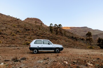 Fototapeta na wymiar Old car on the mountains