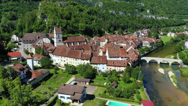 Picturesque Swiss village of Saint-Ursanne on the Doubs River, Switzerland. Village Saint-Ursanne in the district of Porrentruy in the canton of Jura, Switzerland. Saint Ursanne, Jura, Suisse