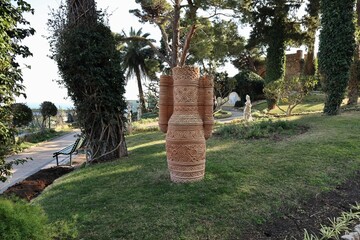 Capri - Anfora artistica nei Giardini di Augusto