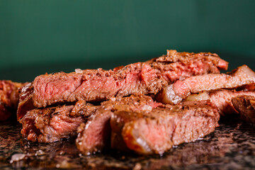 Fetta di carne cotta al sangue sulla brace e servita su una pietra ollare bollente in un ristorante