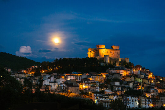 Castello di Celano di notte con luna 