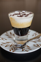 Caffè speciale con caffè, latte e scaglie di cioccolato servito in un bar 