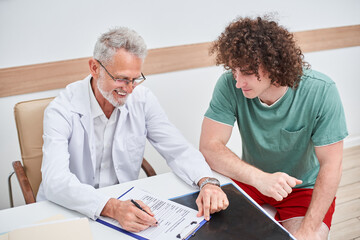 Obraz premium Young patient having checkup and treatment in medical office
