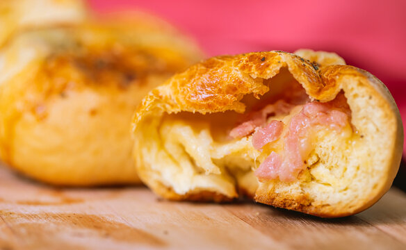 Pão pizza. Um salgado brasileiro de massa assada recheado com presunto e queijo muçarela com orégano em cima. Comida, Comida brasileira., Lanche, Salgado, 