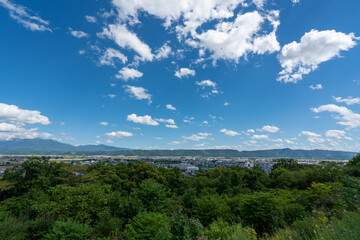 ふらのワインハウスから見る富良野市街と十勝岳の風景