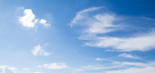 Obraz premium Blue sky and white clouds