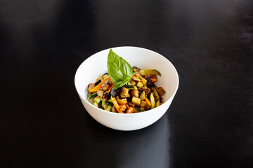 Verdure, miste, grigliate, spadellate, melanzana, zucchine, peperone, carote, menta, alimento, pasti, pepe, ortaggio, peperoncino, cena, spezia, salutare, cucina, pranzare, deliziosa, isolata, secchi,