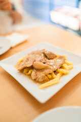 Tapa de solomillo al whisky con patatas fritas