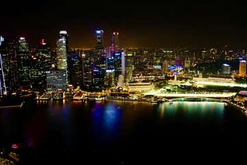 Fototapeta na wymiar Wunderschöne Aufnahme in Singapur bei Nacht 