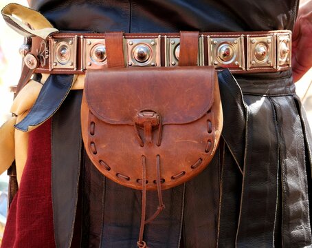 Sacoche arrondie en cuir, attachée à une ceinture composée de plaque métalliques, faisant partie du costume reconstitué d'un dignitaire de l'armée romaine