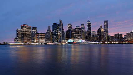 Fototapeta na wymiar Vue sur Manhattan depuis Brooklyn Park By Night