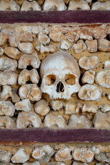 Calavera humana de hueso incrustada en una pared en la Capilla de los Huesos en Portugal