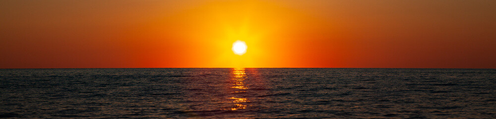 Fototapeta na wymiar View of colorful sunset of the sea