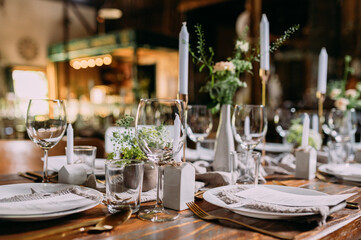 Festlich gedeckter Tisch auf einer Hochzeit Landhochzeit mit Kerzenständern und Weingläsern...