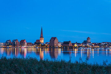 Blick über die Warnow auf die Hansestadt Rostock am Abend