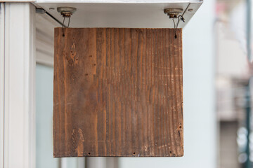 店舗の看板　軒先に吊るされた木製看板　コピースペース - obrazy, fototapety, plakaty