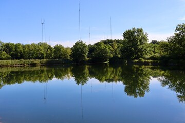 Obraz premium The peaceful pond in the country on a sunny day.