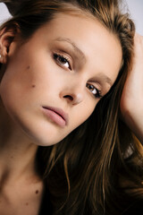 Naklejka premium young brunette woman looking in camera, very close-up