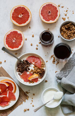 pomarańcz grejfrut cytrusy płatki jogurt granola śniadanie decoracja flatlay  - obrazy, fototapety, plakaty