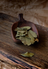 liść laurowy drewno dark mood łyżka przyprawy gotowanie kuchnia zioła