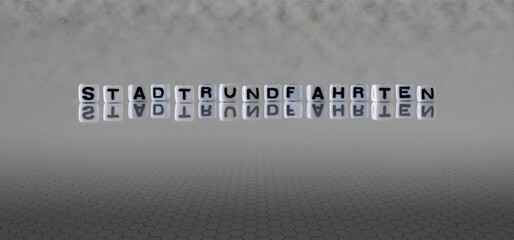 stadtrundfahrten Wort oder Konzept dargestellt durch schwarze und weiße Buchstabenwürfel auf einem grauen Horizonthintergrund
