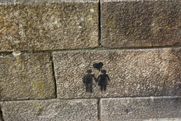Grafiti urbano pareja en pared de piedra