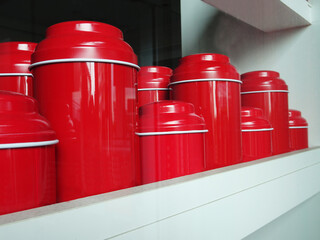棚に並べられた紅茶が入った赤い缶