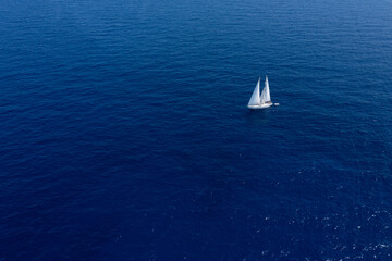 un bateau à voile en pleine navigation sur la mer méditerranée