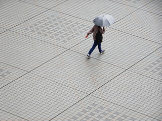 日傘をさして歩いている女性