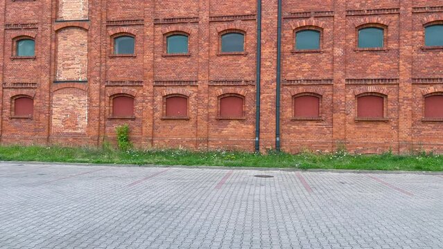 PANORAMA Z ZEWNĄTRZ FASADY STAREGO BUDYNKU.
TŁO, FASADA BUDYNKU Z CEGŁY.