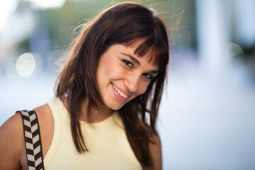 Obraz premium Pretty young woman standing in the city