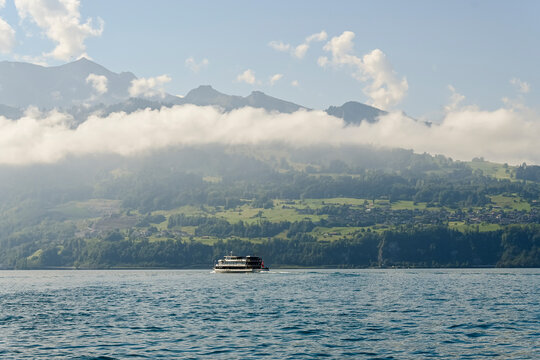 Thunersee, Schifffahrt, Seerundfahrt, Personenschiff, Faulensee, Interlaken, Unterseen, Leissigen, Wassersport, Niesen, Alpen, Sommer, Morgennebel, Berner Oberland, Schweiz